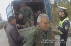 货运三轮人货混装16人 驾驶员妄图冲卡终被拦下