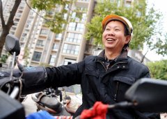 父子驾车坠湖 摩的司机像风一样救人又风一样离开