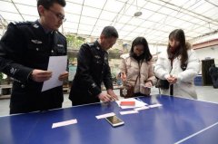 警方发还11部手机 失主都是年轻女孩