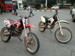 小伙大街上飙车 看到交巡警丢下摩托车就跑