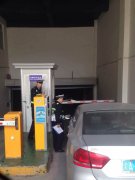 业主进小区临停被拒 一怒车堵车库