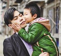 泪目！五龄童给爸爸送伞迷路的背后