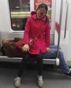 乘客地铁上摆花式坐姿 有人看不下去提前下车