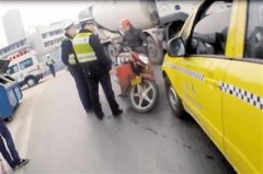 酒驾摔倒赖出租车 欲讹人百元反被罚千元