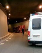 为赶时间看电影 货车侧翻出事故