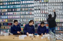 你可能进了一个假“苹果”配件店 大渡口查获三起涉嫌商标侵权案