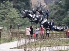 两男子为拍照耍酷景区内攀爬3米高模型 这种行为要不得！