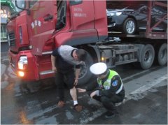 不要命！“瘸腿”开车跑长途