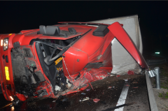 货车高速路上侧翻 防护栏撞断上百米