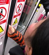 女子乘地铁下车时手被门夹住 哭喊了一个站