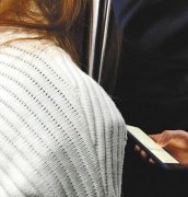  女子轨交上一直环抱立柱 任怎么劝都不放手