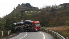 38米长拖挂车被卡匝道 动弹不得