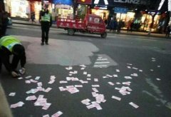 女子当街撒万余元现金 民警帮忙捡