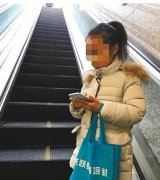 危险！小女孩一边耍手机 一边反身上扶梯