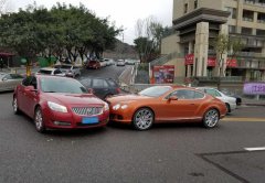  宾利逆行超车撞上来车 损失6万元