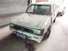 僵尸车在消防通道上停三年 后备厢长草