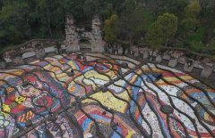 重庆一高校门外如七彩梯田 校门似古堡城门