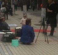 太新鲜！！！乞丐玩直播 线上线下求打赏