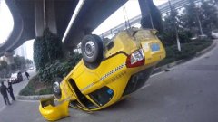 出租车被撞 这姿势也是醉了！