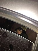 侄女溜上车睡3小时 粗心男子没发现自己回家呼呼大睡