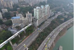 重庆轻轨穿楼而过 场面震撼！