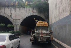 作业车油管爆裂致高九路拥堵，司机怕处罚不敢报警