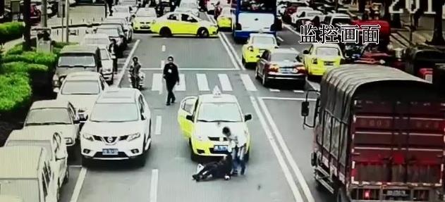 重庆一老人横穿马路被撞 造成拥堵30多分钟