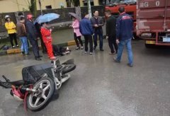 雨天路滑 大货车撞了摩托又撞罐车