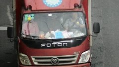 重庆一男子边开车边吃菠萝