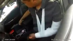 重庆一男子左手骨折  绑着绷带还驾车出行