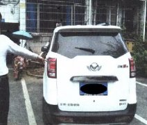 醉酒男不满路边停车 耍酒疯砸车泄愤被拘