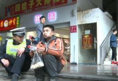 年轻小伙街头晕倒吓坏路人 原是饿了两天