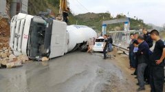 重庆发生惨烈车祸，水泥罐车将宝马车压扁，致1死2伤