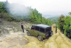  老爸开越野带儿子练胆 在“英雄坡”卡壳