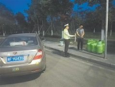 轿车后排装6个燃气罐上了绕城高速