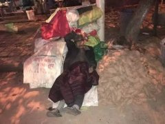 老人为卖红薯露宿街头五天，合川“江城骑士”出现了