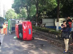 车子未发动空挡滑行 撞花台后侧翻