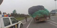 “车歪歪”高速路飞奔被查  司机说情不成欲塞钱遭拒