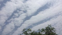 万州上空出现“斑马云”
