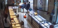 男子为还赌债 竟跑去抢金店