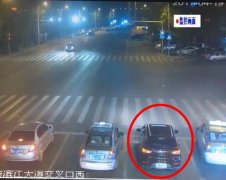 重庆一司机开车等红灯竟然睡着 民警叫半天都不醒