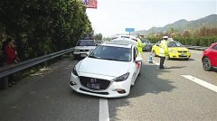 男子停车被挡 竟将他车左前轮的五个螺丝都松了