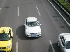  重庆一男子花式开车 脚伸窗外还打着电话