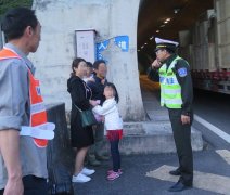 不要命！女子拖家带口在高速上拦车