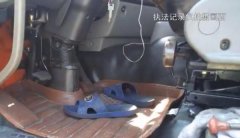 重庆一男子穿拖鞋开车 连洗脚都在驾驶室