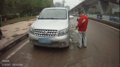 摩托车司机逼停轿车司机操木板威胁 只因被其溅了一身水