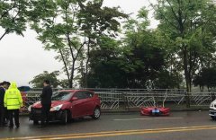 重庆一轿车“身首分离”