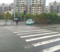 租来的车车况不熟 转弯冲进绿化带