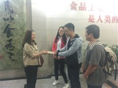 女子粗心丢iPad  重庆大学生“接力”原地守候