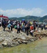 小客车从码头滑入江中 客船船员救出5人